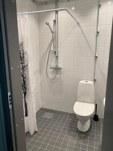 uma casa de banho com um WC branco e um chuveiro em Ahlgrens Hotell Bed & Breakfast em Gävle