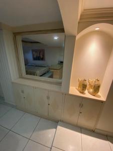 a room with a mirror and a bed in a room at Apartamento Estrella Del Mar Acapulco in Acapulco