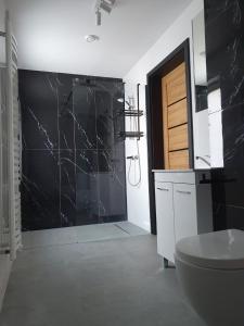 Phòng tắm tại Wakacyjne SPA Małe Swornegacie nad trzema jeziorami z jacuzzi