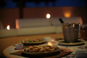 a table with two plates of food on a table at El Mosaico Del Sol in Lampedusa