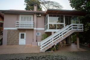 een huis met een trap ervoor bij Lar do Vale - Vinhedos in Bento Gonçalves