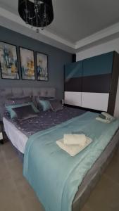Un dormitorio con una cama grande con una toalla. en Apartman Silver en Bugojno
