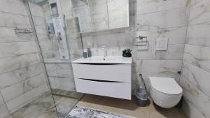 y baño con lavabo blanco y aseo. en Apartman Silver en Bugojno
