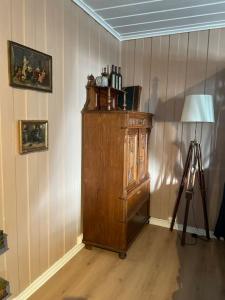 a room with a clock on the wall and a lamp at Hadeland Cottage in Lunner
