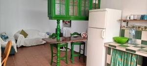 A kitchen or kitchenette at Habitación matrimonial en un bajo baño compartido Areas compartidas