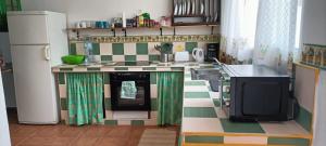 A kitchen or kitchenette at Habitación matrimonial en un bajo baño compartido Areas compartidas
