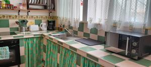 A kitchen or kitchenette at Habitación matrimonial en un bajo baño compartido Areas compartidas