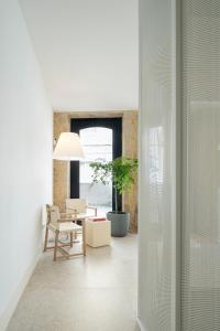 a living room with a table and a potted plant at Porto Real Hotel in Finisterre
