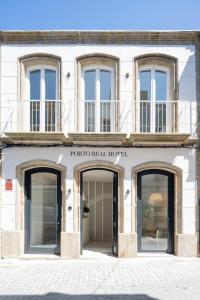 una fachada de un edificio con dos puertas en Porto Real Hotel en Finisterre
