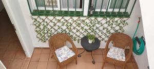 A seating area at Habitación matrimonial en un bajo baño compartido Areas compartidas