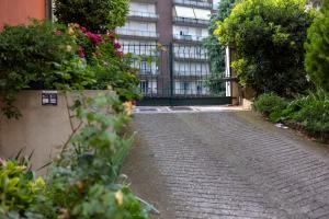 a brick walkway with a gate in front of a building at Appartamento Ducco zona ospedale in Brescia