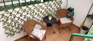 A seating area at Habitación matrimonial en un bajo baño compartido Areas compartidas