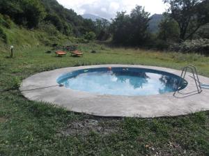 ein kleiner Pool in der Mitte eines Feldes in der Unterkunft lunigiana vacanze al campogrande in Varano