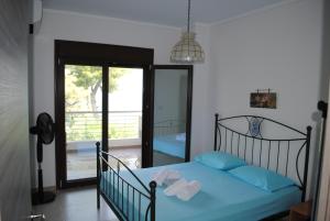 Una cama o camas en una habitación de Poseidi - Villa Olivia