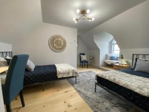 1 dormitorio con 2 camas y sala de estar en Thunderbird Farm, en Kawartha Lakes