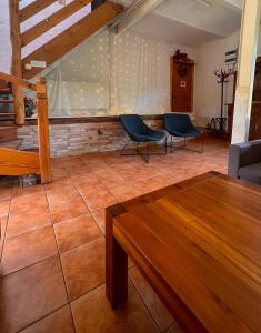 een woonkamer met 2 stoelen en een tafel bij Agro - Dom Wsrod Lasow in Trzcianka