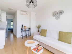 uma sala de estar com um sofá branco e uma mesa em Apartamento Dara - Apartamento con piscina em Tías