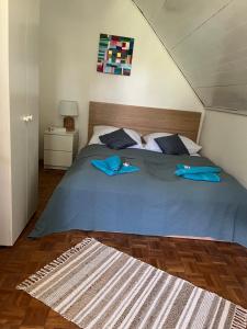una camera da letto con un grande letto con cuscini blu di Hegyi Nyaraló Balatonszemes a Balatonszemes