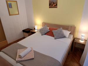 ein Schlafzimmer mit einem großen weißen Bett mit zwei Kissen in der Unterkunft Maria's Place in Korčula