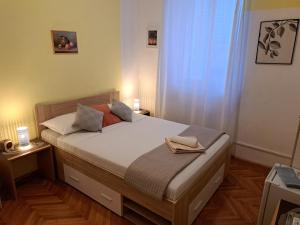 ein kleines Schlafzimmer mit einem Bett in einem Zimmer in der Unterkunft Maria's Place in Korčula