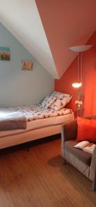 a bedroom with a bed and a couch at Agroturystyka Gandelinka Park Kędrzyno in Kędrzyno