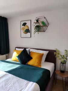 1 cama con almohadas coloridas en el dormitorio en Sauna, Pools und XXL-Terasse, en Sankt Englmar