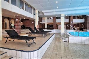 un vestíbulo con piscina y tumbonas en Sauna, Pools und XXL-Terasse, en Sankt Englmar