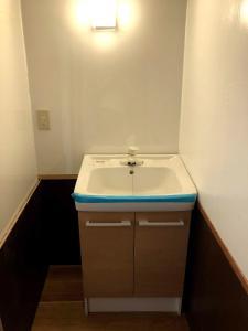 a bathroom with a white sink with a blue top at BEACH HOUSE OHAMA - Vacation STAY 76214v in Kuranomoto