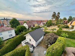 uma vista aérea de uma casa branca com um quintal em Pensionat Prinshöjden - Home em Katrineholm