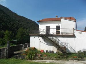 ein weißes Haus mit einer Treppe davor in der Unterkunft lunigiana vacanze al campogrande in Varano