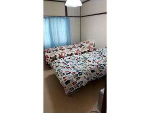 ein kleines Schlafzimmer mit 2 Betten und einem Fenster in der Unterkunft Corpo Marika 0 - Vacation STAY 81260v in Hakodate