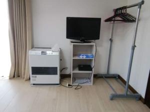 ein Zimmer mit einem Computer und einem Fernseher am Stand in der Unterkunft Corpo Marika 0 - Vacation STAY 81260v in Hakodate