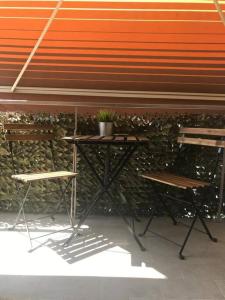 una mesa y dos sillas frente a una pared en Premium apartment with parking, en Ciampino