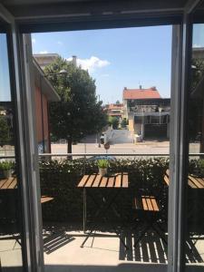 una ventana con vistas a una mesa y sillas en Premium apartment with parking, en Ciampino