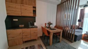 布戈伊諾的住宿－Apartman Orange，厨房以及带桌椅的用餐室。