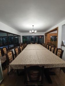 a conference room with a long table and chairs at Pensiunea Iasmina si Pescarul in Călimăneşti