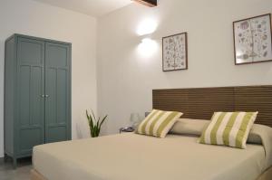 una camera con letto e armadietto verde di La Puteca a Napoli
