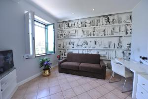 sala de estar con sofá y placas en la pared en Victor's House, en Sant'Agnello