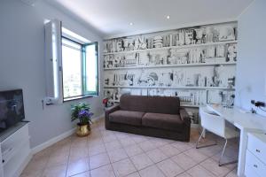 a living room with a couch and plates on the wall at Victor's House in Sant'Agnello