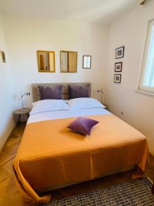 1 dormitorio con 1 cama grande y 2 almohadas en Peace Sea View Apartment, en Makarska