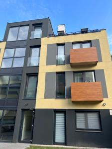 un edificio de apartamentos con paneles de madera en la fachada en Modern Apartman, en Szeged