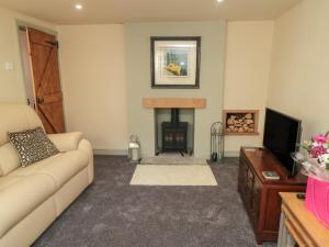 sala de estar con sofá y chimenea en The Hideaway, en Scarborough