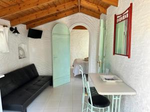 een woonkamer met een zwarte bank en een tafel bij La Concha ADULTS ONLY CORRALEJO in Corralejo