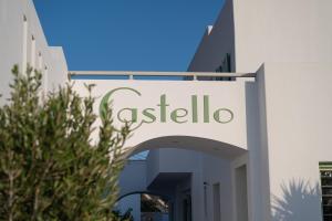 ein Schild für ein Caselivo-Gebäude in der Unterkunft Castello Amorgos Suites in Katápola