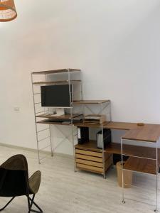 a room with a desk with a computer on a shelf at Loft con 2 recámaras y 2 baños in Madrid