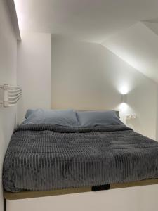 a large bed in a white room with at Loft con 2 recámaras y 2 baños in Madrid