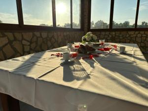 uma mesa com uma toalha de mesa branca em cima em Villa Tuscia apartments em Tuscania