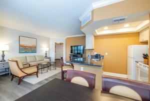 um quarto com uma cozinha e uma sala de estar em WorldMark Orlando Kingstown Reef em Orlando