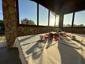 uma mesa num quarto com uma toalha de mesa branca em Villa Tuscia apartments em Tuscania