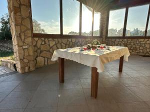 uma mesa com uma toalha de mesa branca em Villa Tuscia apartments em Tuscania